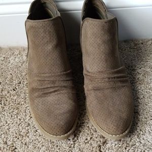 Report olive green "Drewe"perforated bootie